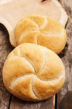 ahşap zemin üzerinde topuz