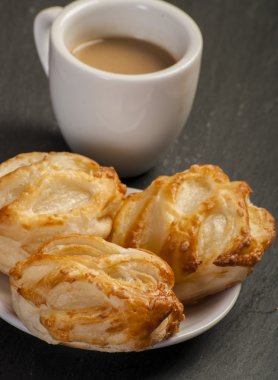 Süzme peynir Dolum ve kahve ile ekmek rulo