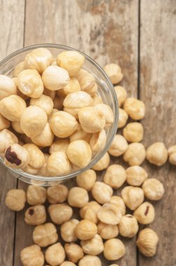 ahşap arka plan üzerinde fındık yakın çekim