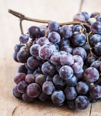 eski ahşap bir masa üzerinde üzüm.
