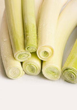 Beyaz arka plan üzerinde izole pırasa