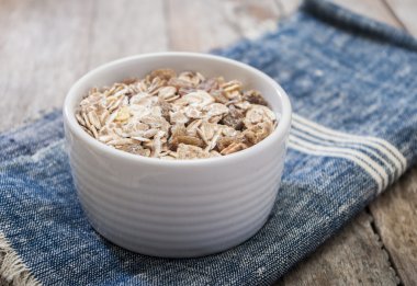 ahşap zemin üzerine müsli