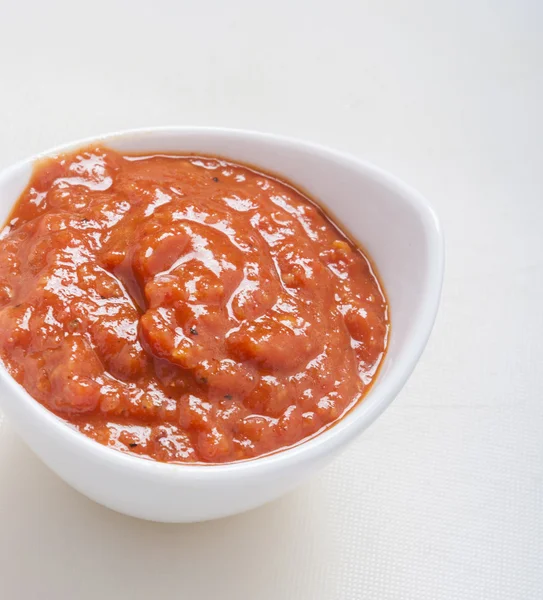 Sauce tomate dans un bol isolé sur fond blanc — Photo