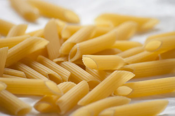 Sušené italské těstoviny (makarony) izolované na bílém pozadí — Stock fotografie