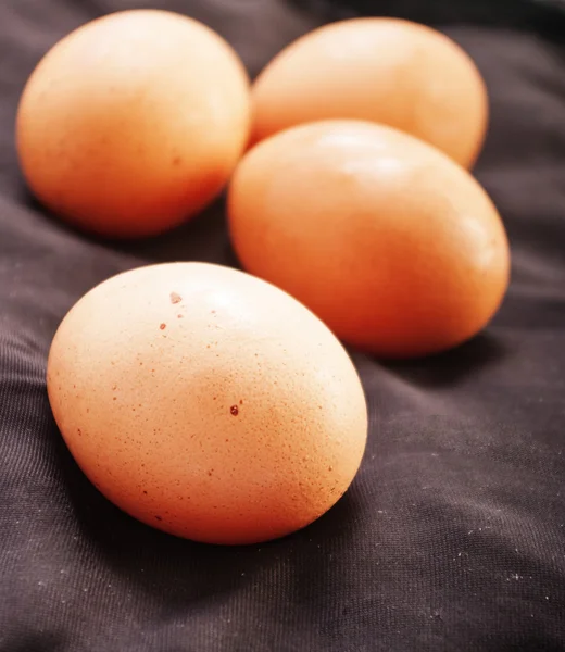 Свіже яйце ізольоване на чорному тлі — стокове фото