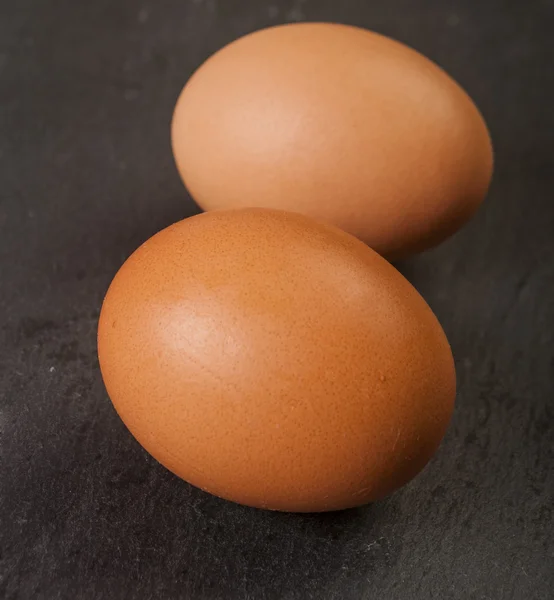Свежее яйцо, выделенное на черном фоне — стоковое фото