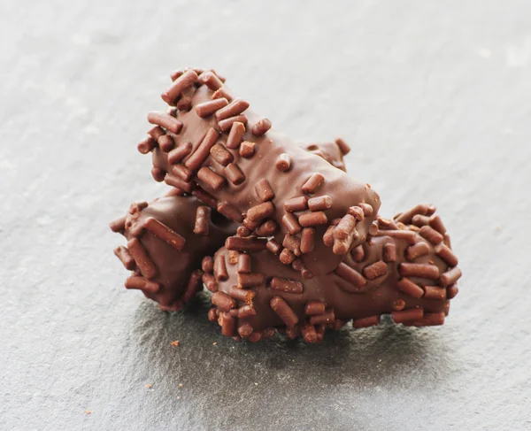 Bonbons à la truffe enrobés de chocolat décoratif en poudre pour l'occasion — Photo