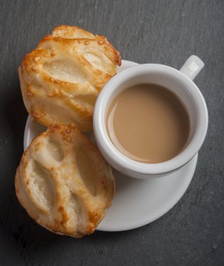 Süzme peynir Dolum ve kahve ile ekmek rulo