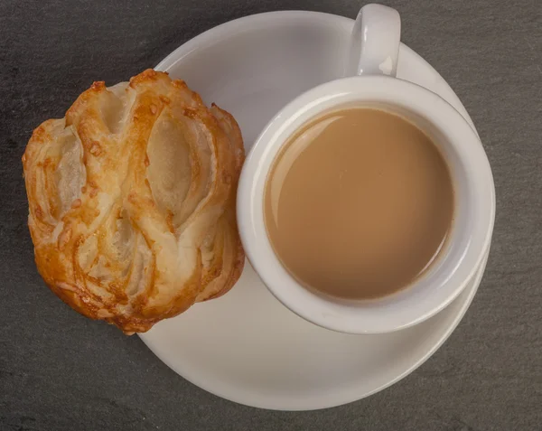 코 티 지 치즈 충전 물과 커피와 빵 롤 — 스톡 사진