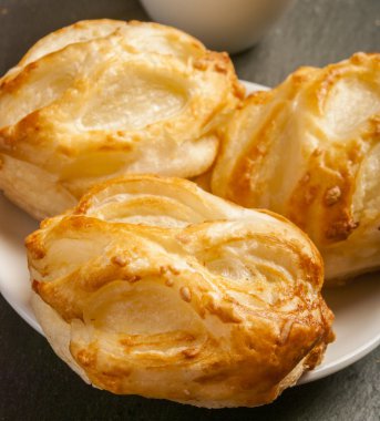 Ekmek rulo süzme peynir dolgulu