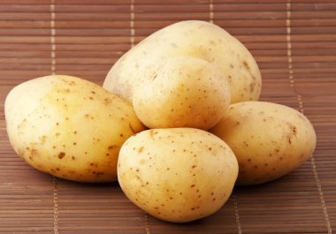 ahşap üzerine patates yakın çekim
