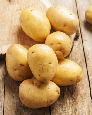 ahşap üzerine patates yakın çekim