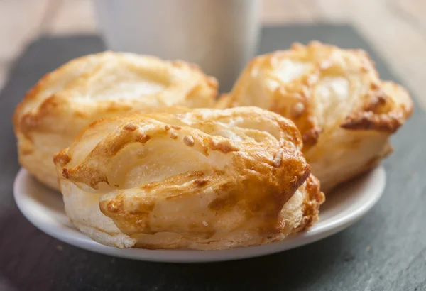 Rolo de pão com recheio de queijo cottage — Fotografia de Stock