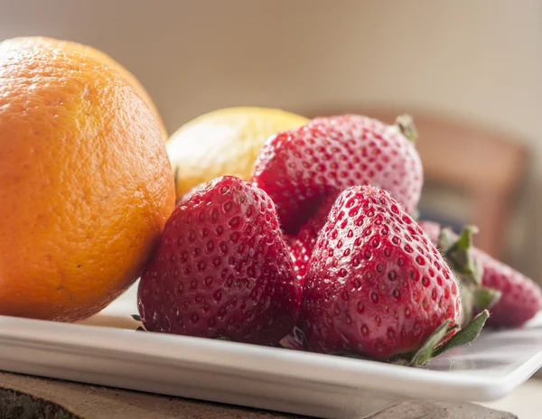 taze çilek ve portakal