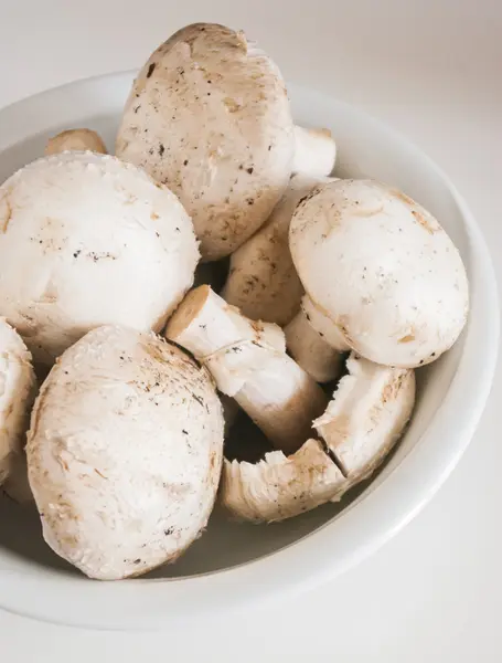 Champignon gros plan sur blanc — Photo