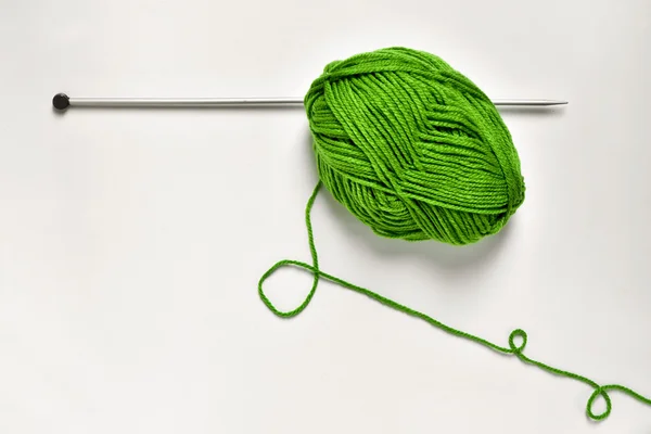 Ball of yarn and knitting pin — Stock Photo, Image