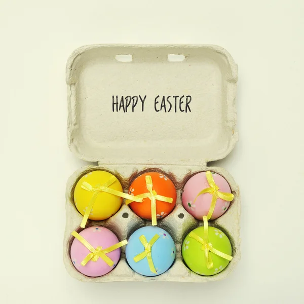 Κείμενο καλό Πάσχα και διακοσμημένα αυγά σε ένα κουτί αυγών — Φωτογραφία Αρχείου
