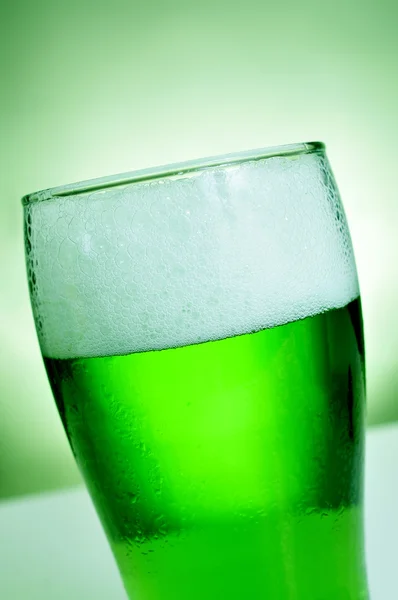 Склянка з пофарбованим зеленим пивом — стокове фото
