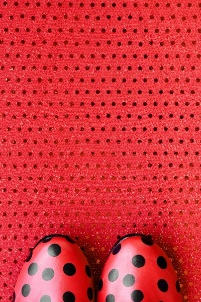 Scarpe rosse fantasia con punti neri — Foto Stock