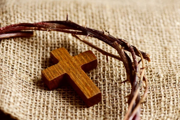 Cruz de madeira e a coroa de espinhos de Jesus Cristo — Fotografia de Stock