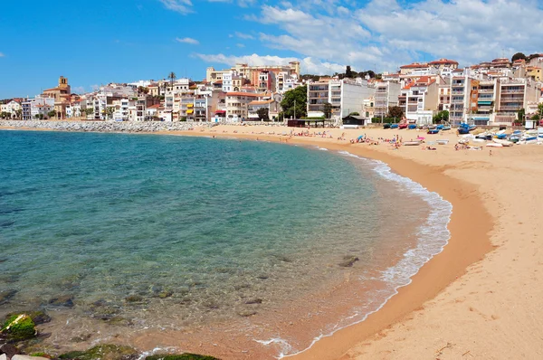Praia Platja de les Barques em Sant Pol de Mar, Espanha — Fotografia de Stock
