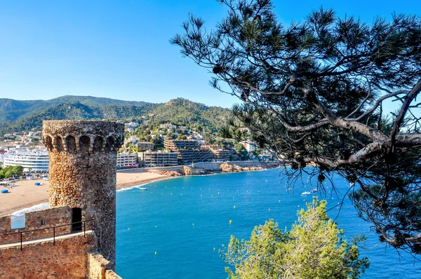 Casco antiguo y la Platja Gran playa de Tossa de Mar, España —  Fotos de Stock