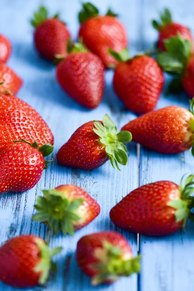 Fraises sur une surface en bois bleu — Photo