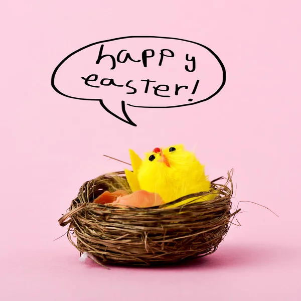 Pollito de peluche y texto feliz Pascua — Foto de Stock
