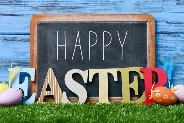 Huevos decorados y texto feliz Pascua —  Fotos de Stock