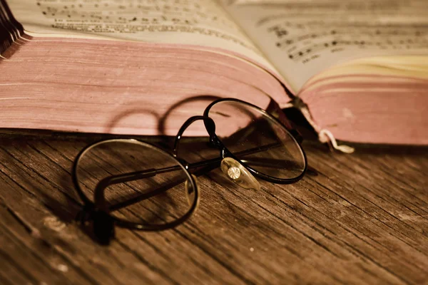 Staré brýle a knihy — Stock fotografie