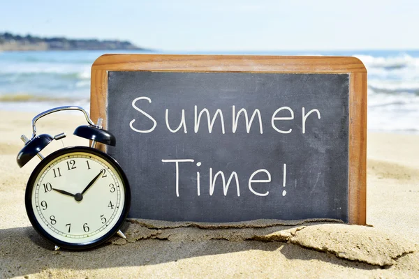 Çalar saat ve kara tahta ile metin yaz saati — Stok fotoğraf