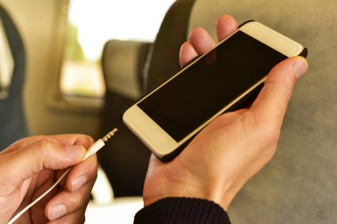 genç adam onun smartphone içinde kulaklık takmadan