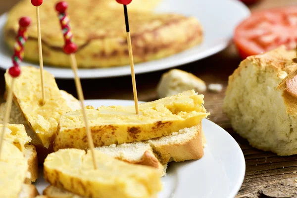 Tortilla de patatas, tortilla española, servido como tapas — Foto de Stock