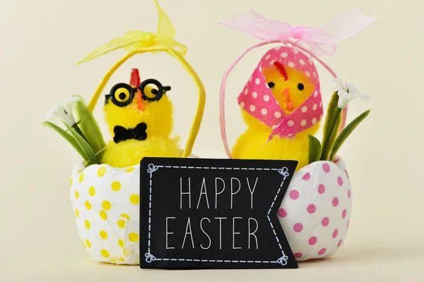 Pollitos de peluche y texto feliz Pascua — Foto de Stock