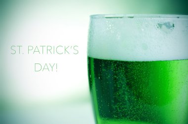 yeşil bira ve metin mutlu saint patricks günü boyalı