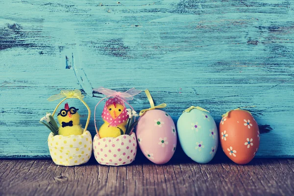 Pulcini di peluche e uova di Pasqua — Foto Stock