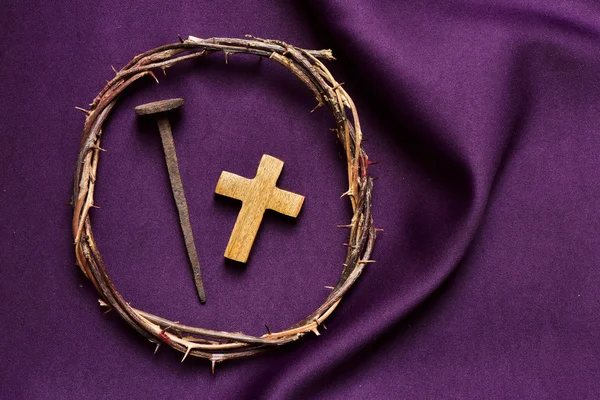 Cruz cristã, prego e a coroa de espinhos de Jesus Cristo — Fotografia de Stock