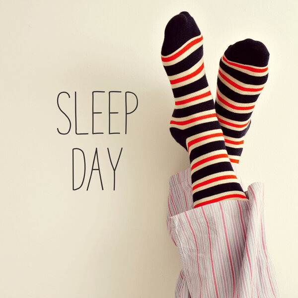 Ноги человека в пижаме и текстовый сон
