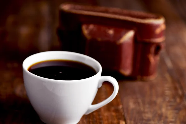 Tazza di caffè e vecchia macchina fotografica — Foto Stock