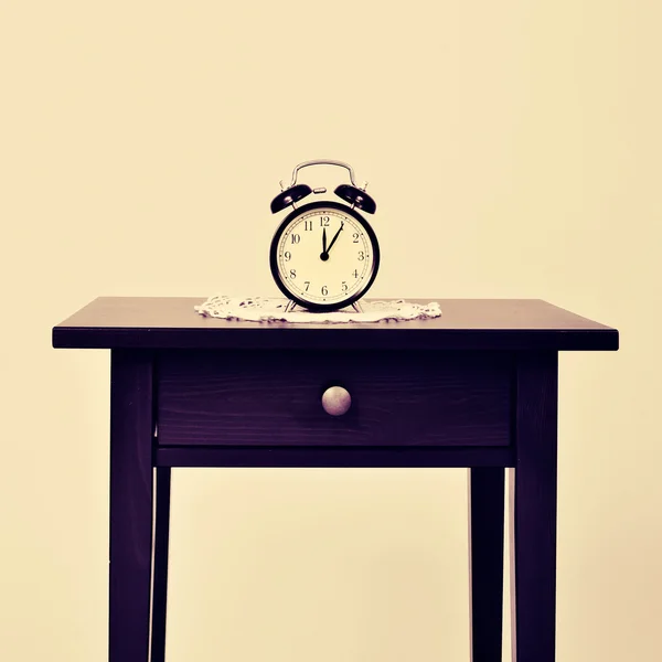 Relógio de alarme em uma mesa — Fotografia de Stock
