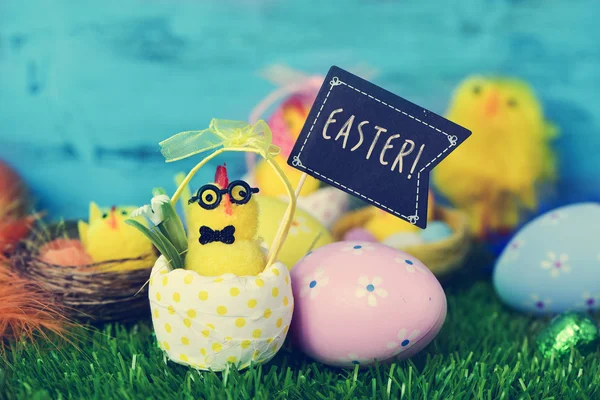 Teddyküken mit einem Schild mit dem Wort Ostern — Stockfoto