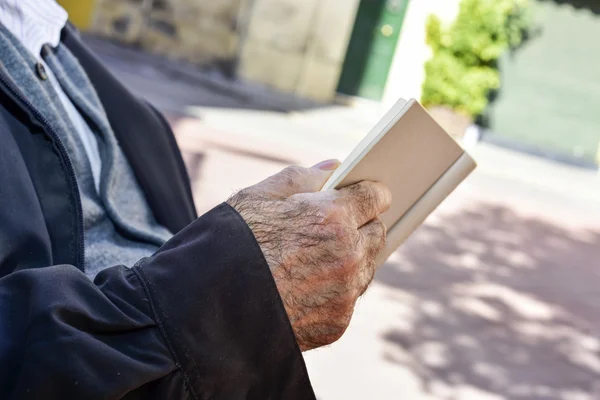 Vecchio che legge un libro — Foto Stock