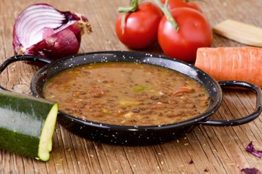ahşap bir masa üzerinde Mercimek Güveç