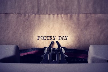 bir daktilo ile yazılmış metin şiir gün