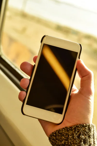 Fiatal ember használ a smartphone a vonattal vagy busszal — Stock Fotó