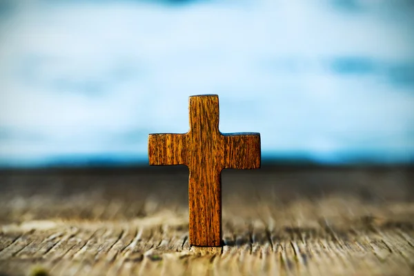 Christliches Kreuz auf einer hölzernen Fläche — Stockfoto