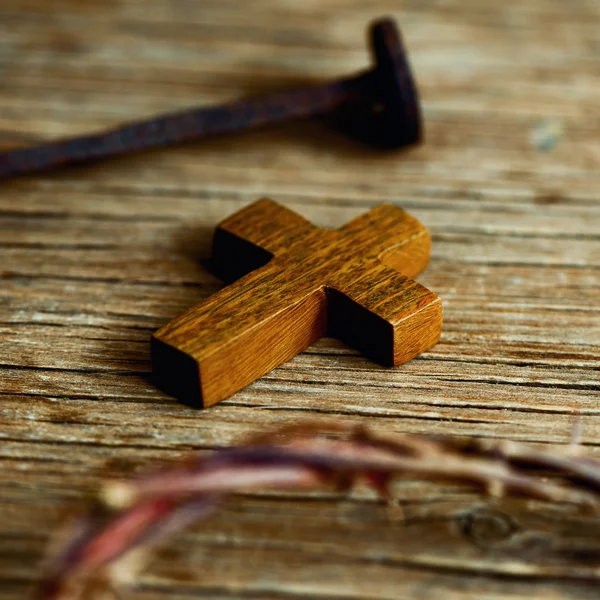 Croce, chiodo e corona di spine di Gesù Cristo — Foto Stock
