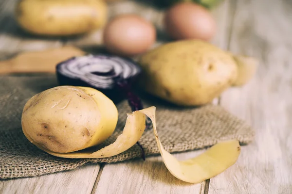 Batatas, cebola e ovos — Fotografia de Stock