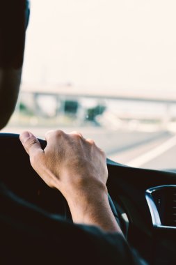 Genç adam araba kullanıyor.