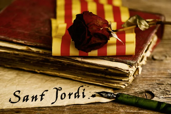 Libro, rosa, bandiera catalana e testo Sant Jordi — Foto Stock